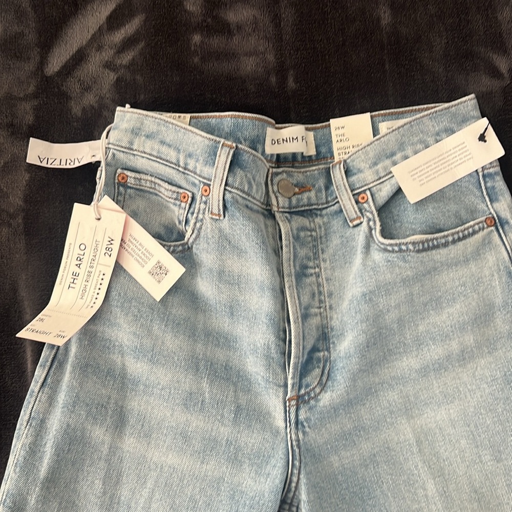 Aritzia NWT Denim The Arlo Hi-Rise Straight Jean
High-waisted straight jeans - Picture 5 of 8